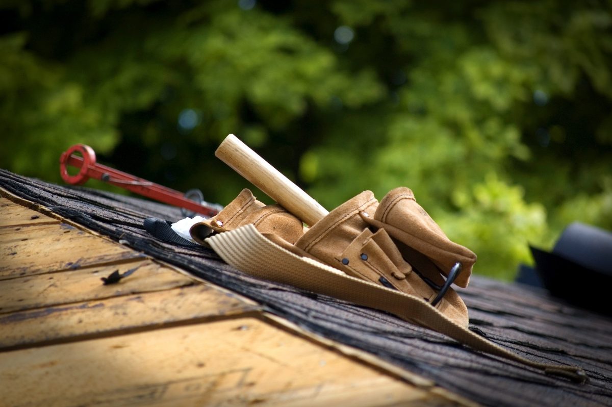 Werkzeug liegt auf einem mit Dachpappe gedecktem Dach