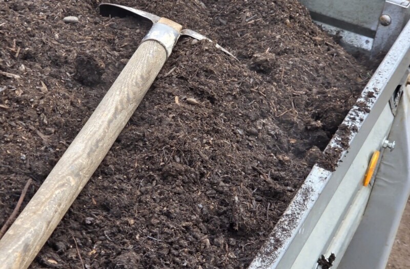 Autoanhänger mit Kompost und Schippe