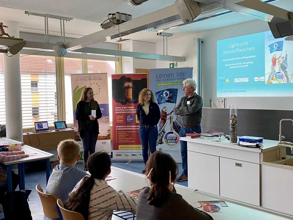 Begrüßung der Schulklasse durch 2 Damen der Abfallwirtschaft und einen Herren von "Lightcycle"