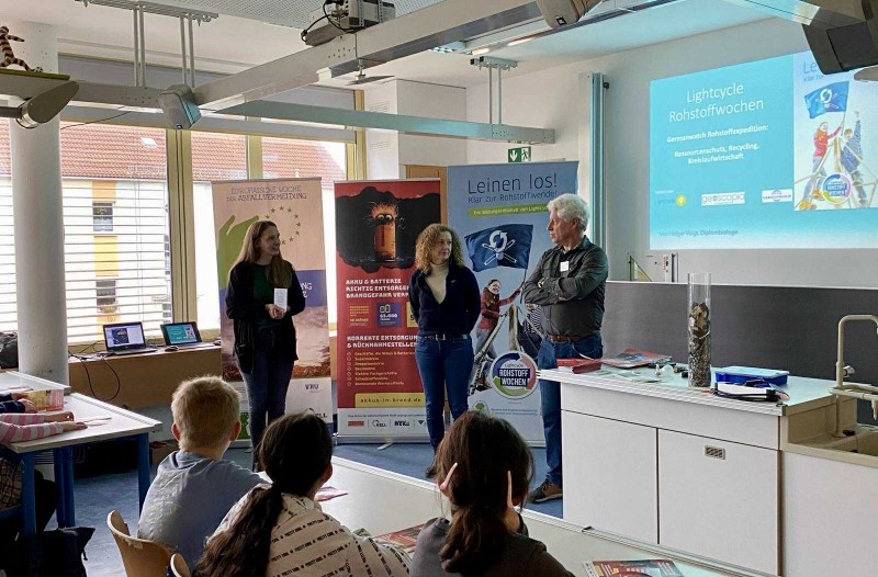 Begrüßung der Schulklasse durch 2 Damen der Abfallwirtschaft und einen Herren von "Lightcycle"