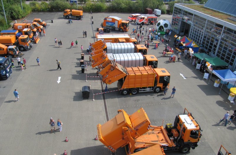 Blick über den Tag der offenen Tür der Stadtreinigung Leipzig mit Sammelfahrzeugen und Ständen.