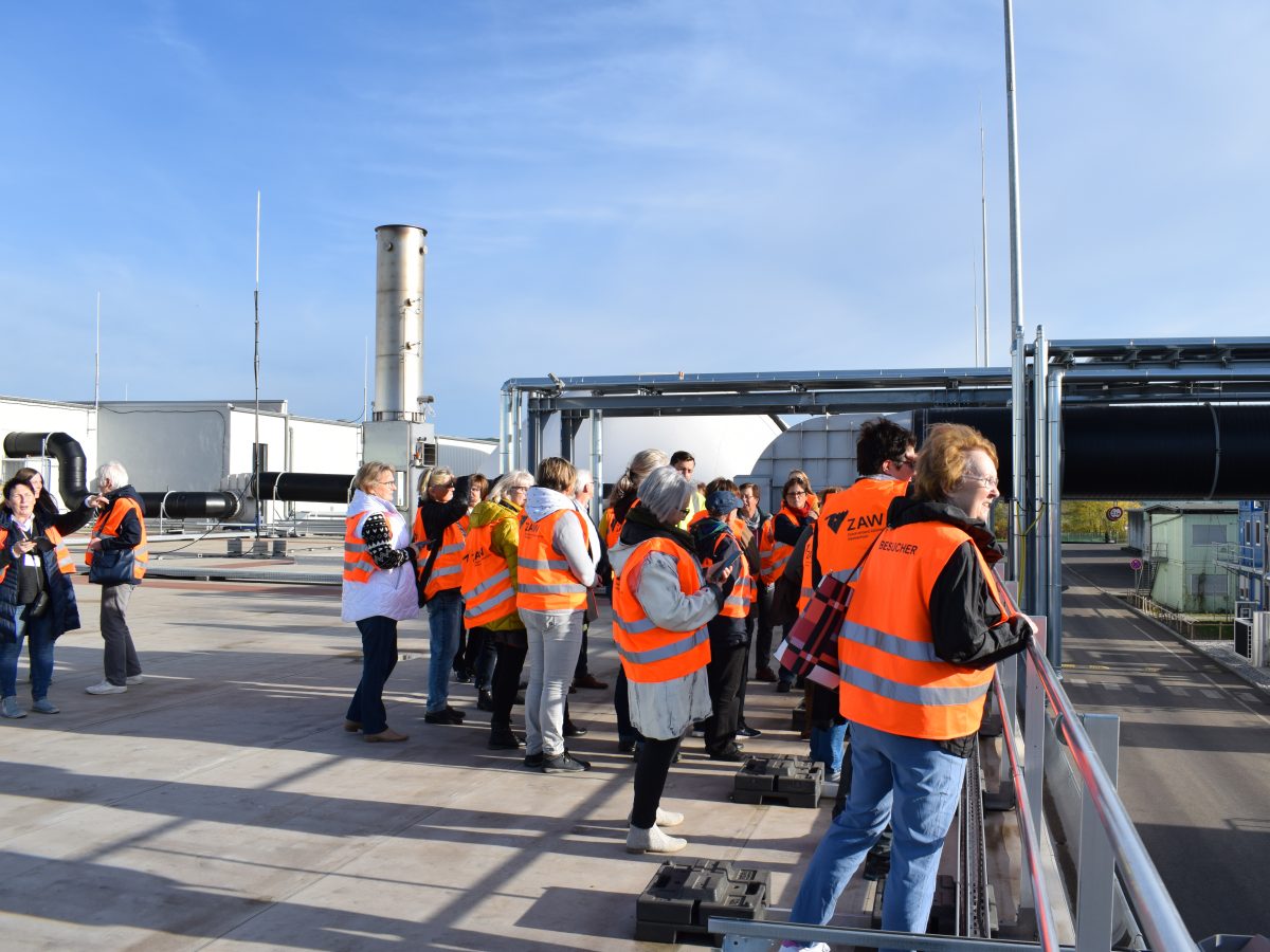 Menschen auf dem Dach der Kompost- und Energieanlage Cröbern.