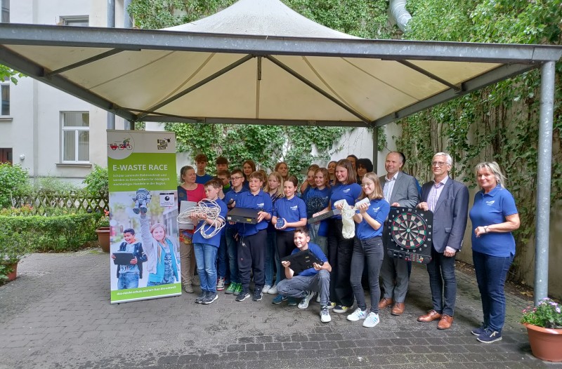 Gruppenbild mit einer Schulklasse zum Auftakt zum E-Waste Race Leipzig an der Carl-Friedrich-Goerdeler-Oberschule.