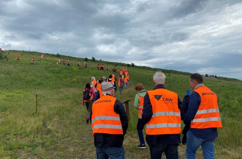 Besuchergruppe erklimmt den Pfad zum Aussichtspunkt.