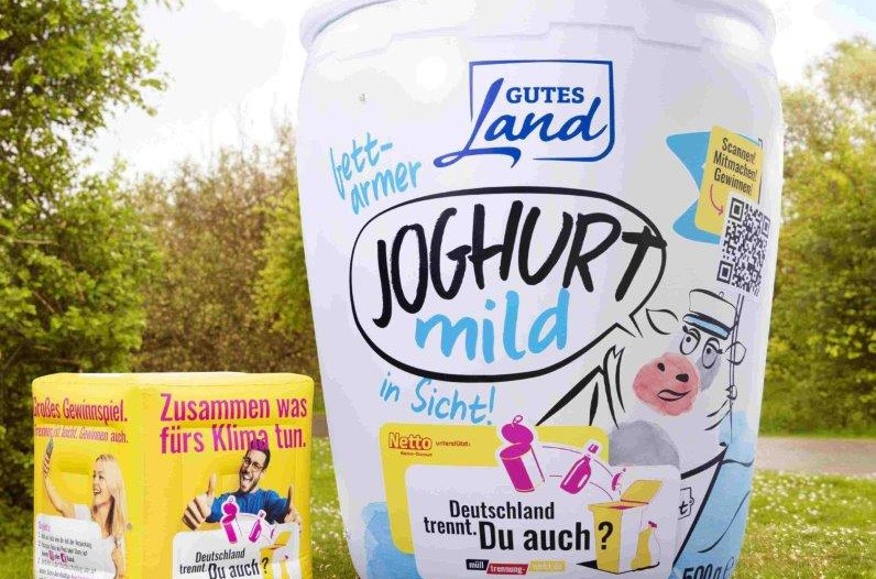 Eine überdimensionale Joghurtverpackung macht auf die Aktion aufmerksam.