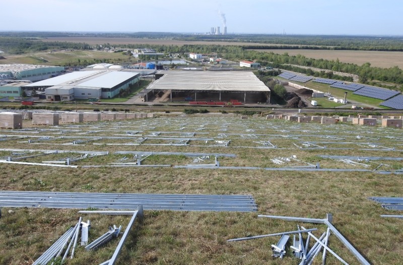 Im Bau befindliche Photovoltaik- Anlage