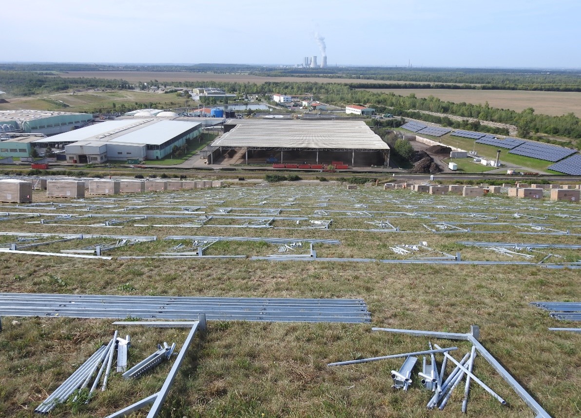 Im Bau befindliche Photovoltaik- Anlage