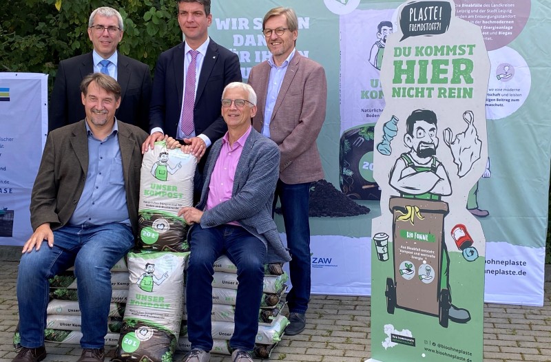 Herr Bernd Beyer (Geschäftsführer WEV), Herr André Albrecht (Geschäftsleiter ZAW), Herr Jens Adam (Geschäftsführer KELL GmbH), Herr Henry Graichen ( Landrat Landkreis Leipzig) und Herr Jens Meissner ( Geschäftsführer KELL GmbH) präsentieren gemeinsam den ganz frisch in einen dekorativen Sack abgefüllten Kompost aus den Bioabfällen der Stadt Leipzig und des Landkreises Leipzig bei einem Termin mit der Leipziger Volkszeitung