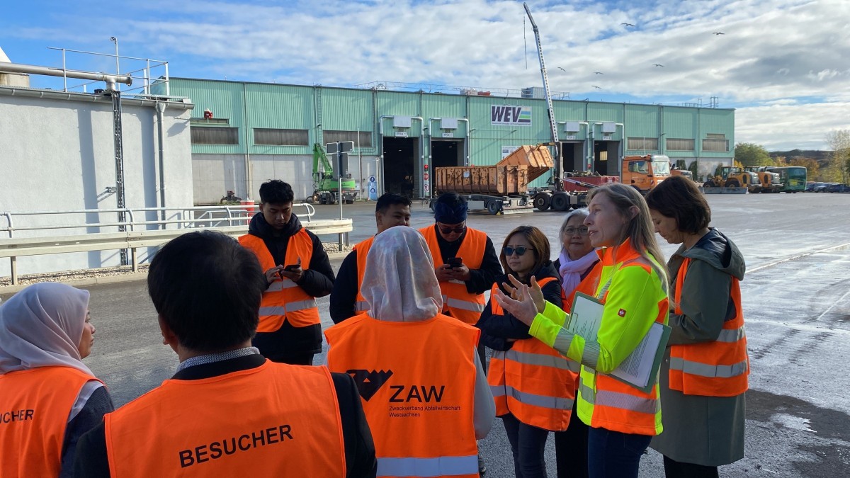 Internationale Gäste während der Besichtigung