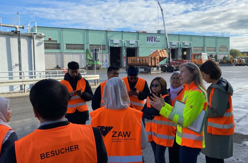 Internationale Gäste während der Besichtigung